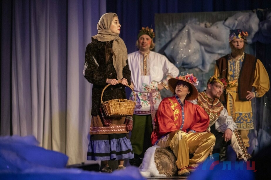 Луганский русский театр представил новогоднее представление «Двенадцать месяцев»