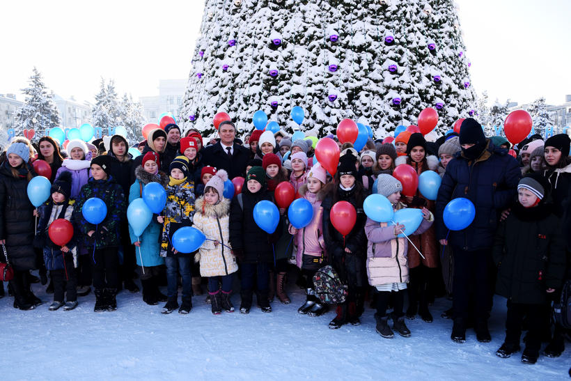 Глава ЛНР Леонид Пасечник на Театральной площади Луганска поздравил с наступающим Новым годом детей, проявивших себя во время учебы, на различных конкурсах и олимпиадах в течение года