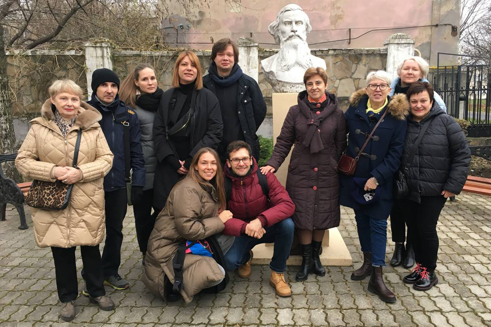 Наши гости, актеры Малого театра, отправились на экскурсию по историческому центру Луганска